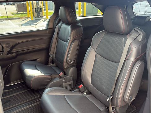 Used 2025 Toyota Sienna XSE AWD/4WD image 30