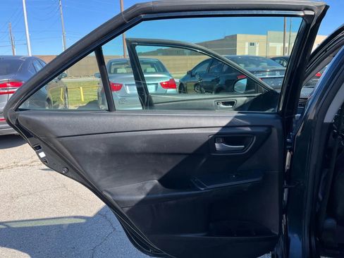 Used 2016 Toyota Camry SE image 11