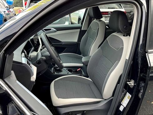 New 2025 Volkswagen Taos SE FWD image 9