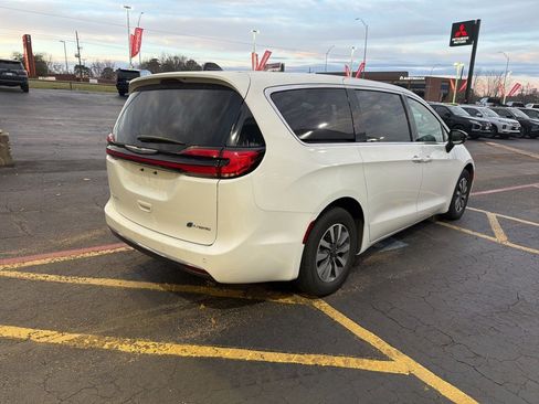 Used 2024 Chrysler Pacifica Select image 4