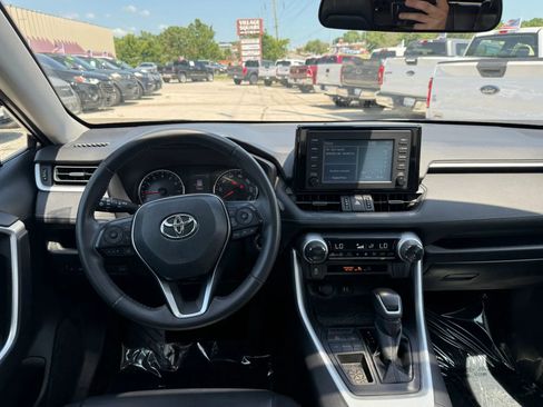Used 2019 Toyota RAV4 XLE Premium FWD image 15