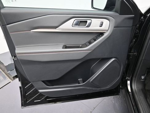 Used 2025 Ford Explorer Active w/ Active Comfort Package RWD image 10