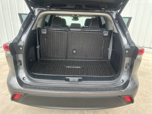 Used 2023 Toyota Highlander LE image 9