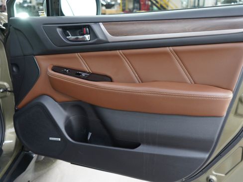 Used 2018 Subaru Outback 2.5i Touring AWD/4WD image 9