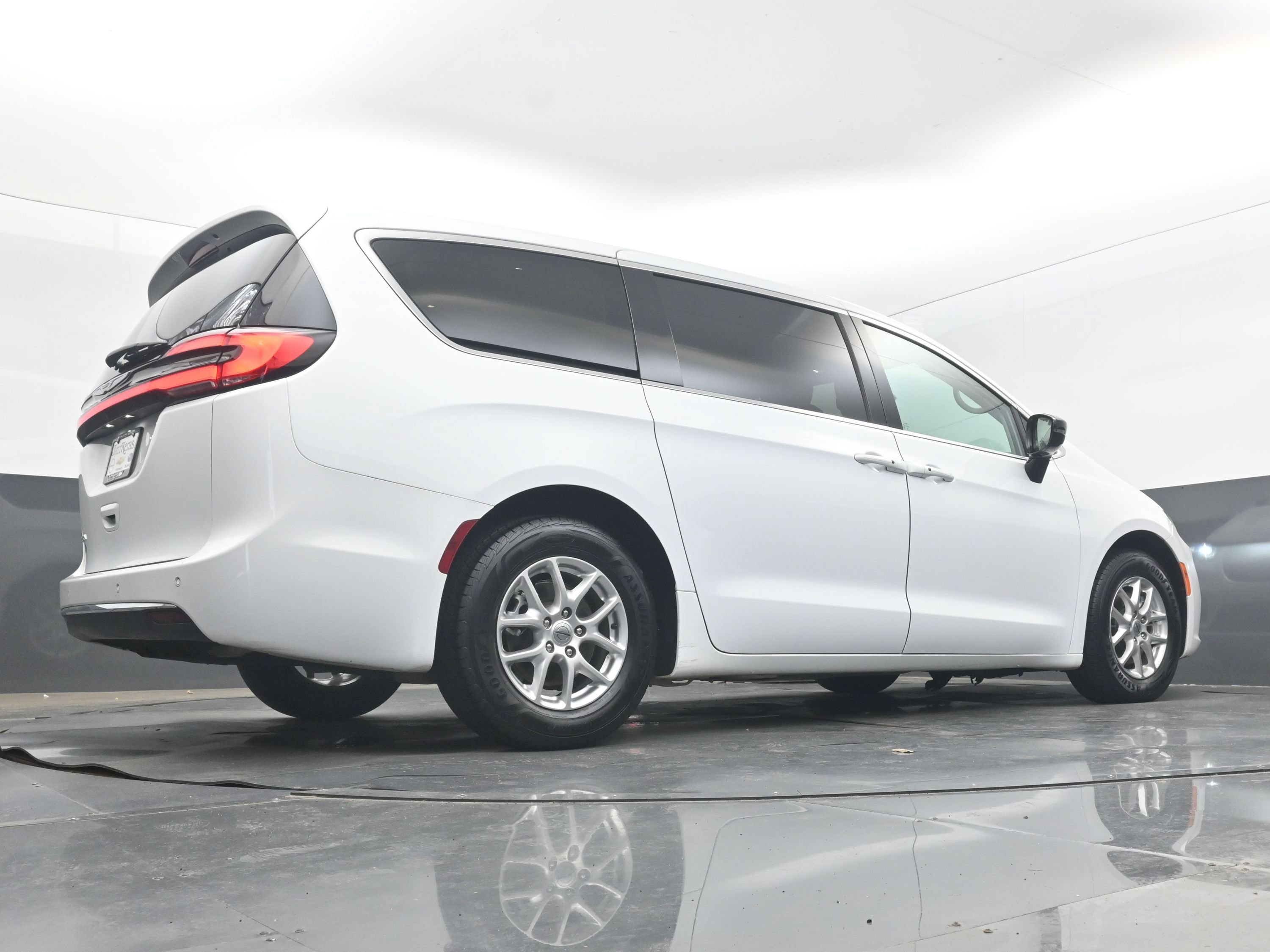 Used 2024 Chrysler Pacifica Touring-L FWD image 32