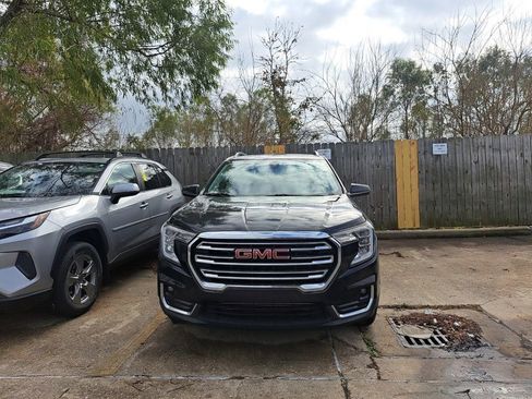 Used 2023 GMC Terrain SLT image 2