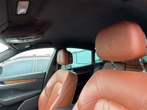 Used 2019 Maserati Levante image 12