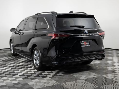 Used 2022 Toyota Sienna XSE w/ XSE Plus Package image 5