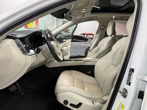 Used 2018 Volvo XC60 T6 Momentum w/ Advanced Package image 10