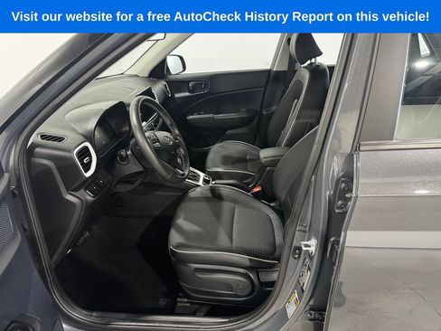 Used 2025 Hyundai Venue Limited FWD image 16
