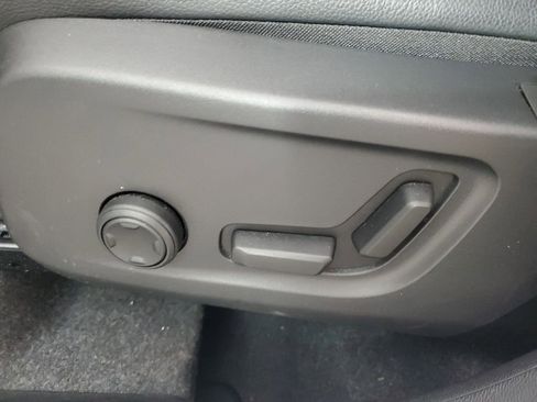 Certified 2025 Volvo XC40 B5 Core image 21