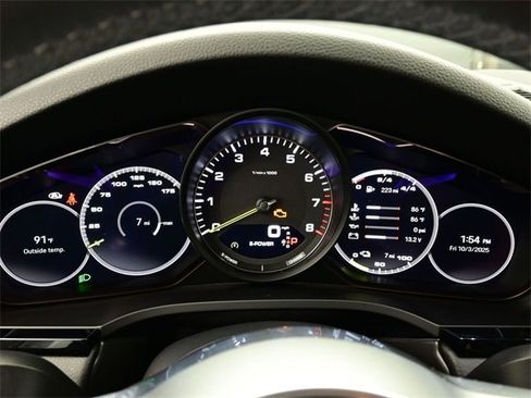 Used 2023 Porsche Cayenne Platinum Edition image 9