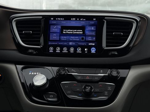 Used 2017 Chrysler Pacifica Touring-L w/ Tire & Wheel Group image 19