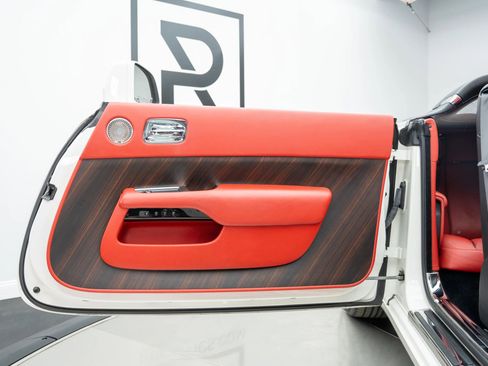 Used 2017 Rolls-Royce Dawn image 36