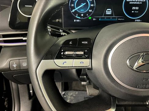 Used 2022 Hyundai Elantra Limited FWD image 11