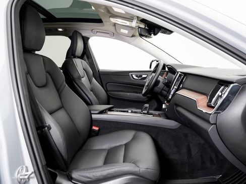 Used 2024 Volvo XC60 T8 Plus image 22