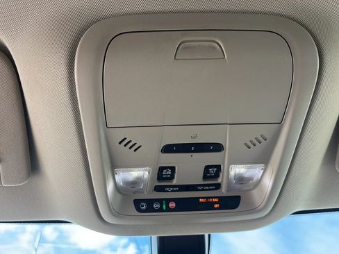 Used 2018 Buick Enclave Essence AWD/4WD image 29