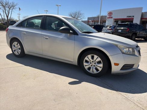 Used 2013 Chevrolet Cruze LS image 2