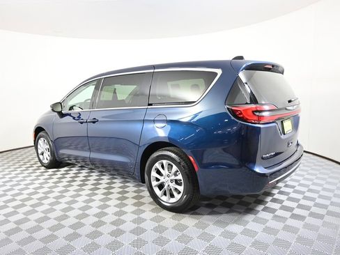 Used 2024 Chrysler Pacifica Touring-L AWD/4WD image 4