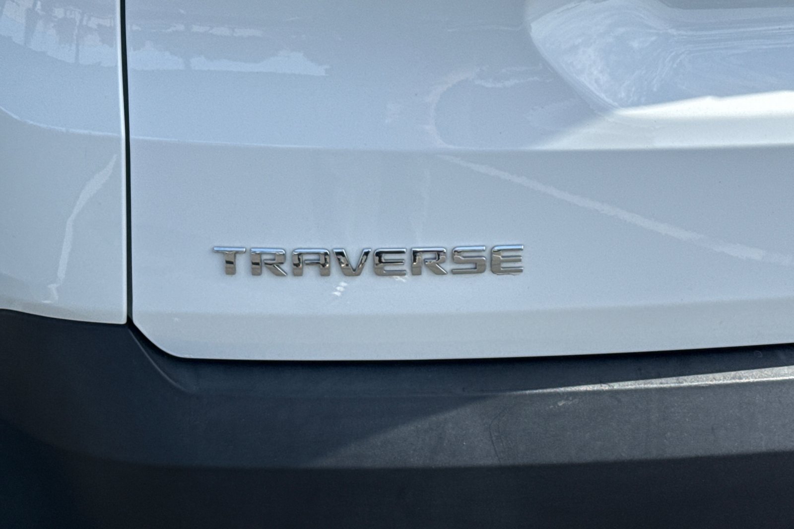 Used 2023 Chevrolet Traverse LS FWD image 13