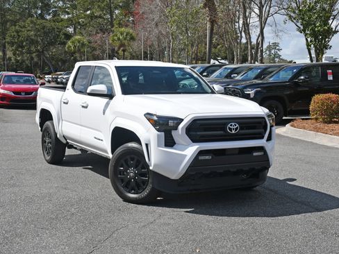 Used 2025 Toyota Tacoma SR5 AWD/4WD image 6