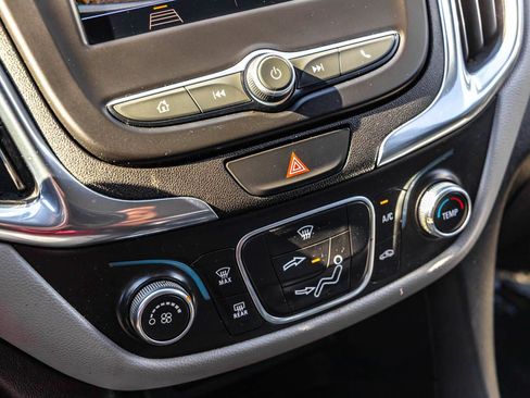 Used 2020 Chevrolet Equinox LS FWD image 16