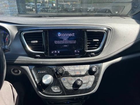Used 2019 Chrysler Pacifica Limited w/ Advanced Safetytec Group FWD image 14