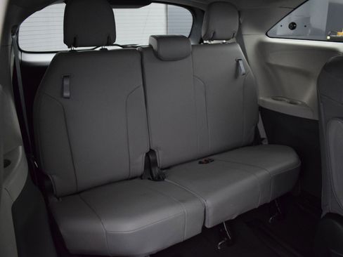 Used 2022 Toyota Sienna XLE image 12