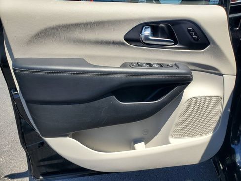 Used 2023 Chrysler Pacifica Touring-L FWD image 24