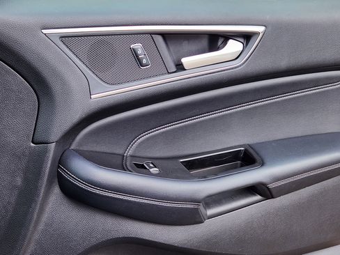 Used 2018 Ford Edge Titanium image 15