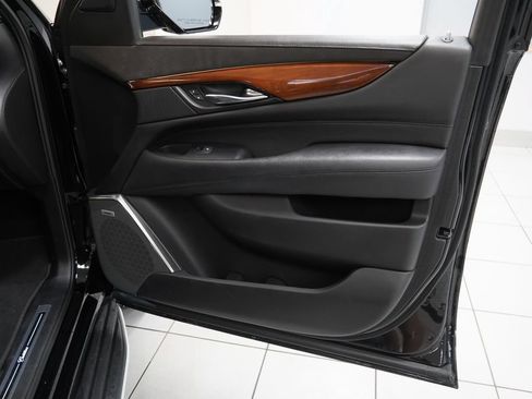 Used 2018 Cadillac Escalade ESV Luxury AWD/4WD image 30