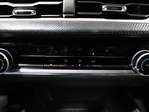 Used 2025 Chevrolet Equinox LT w/ Safety and Technology Package FWD image 17