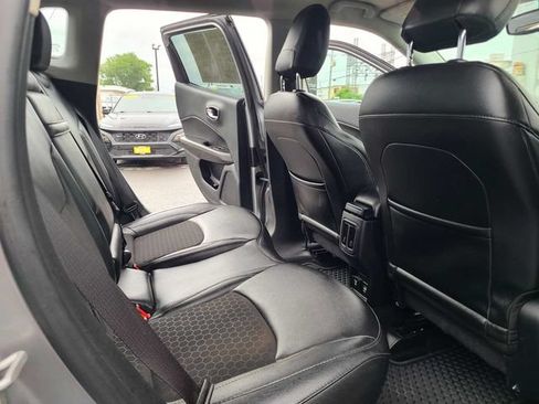 Used 2019 Jeep Compass Latitude w/ Cold Weather Group AWD/4WD image 19
