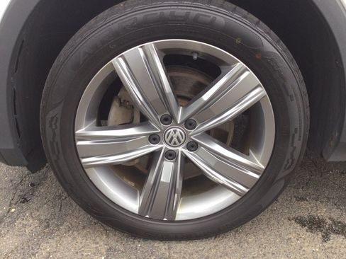 Used 2020 Volkswagen Tiguan SEL AWD/4WD image 40