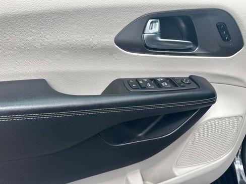 Used 2022 Chrysler Pacifica Touring-L image 18