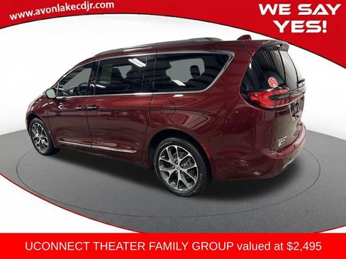 Used 2021 Chrysler Pacifica Limited w/ Uconnect Theater Family Group image 3