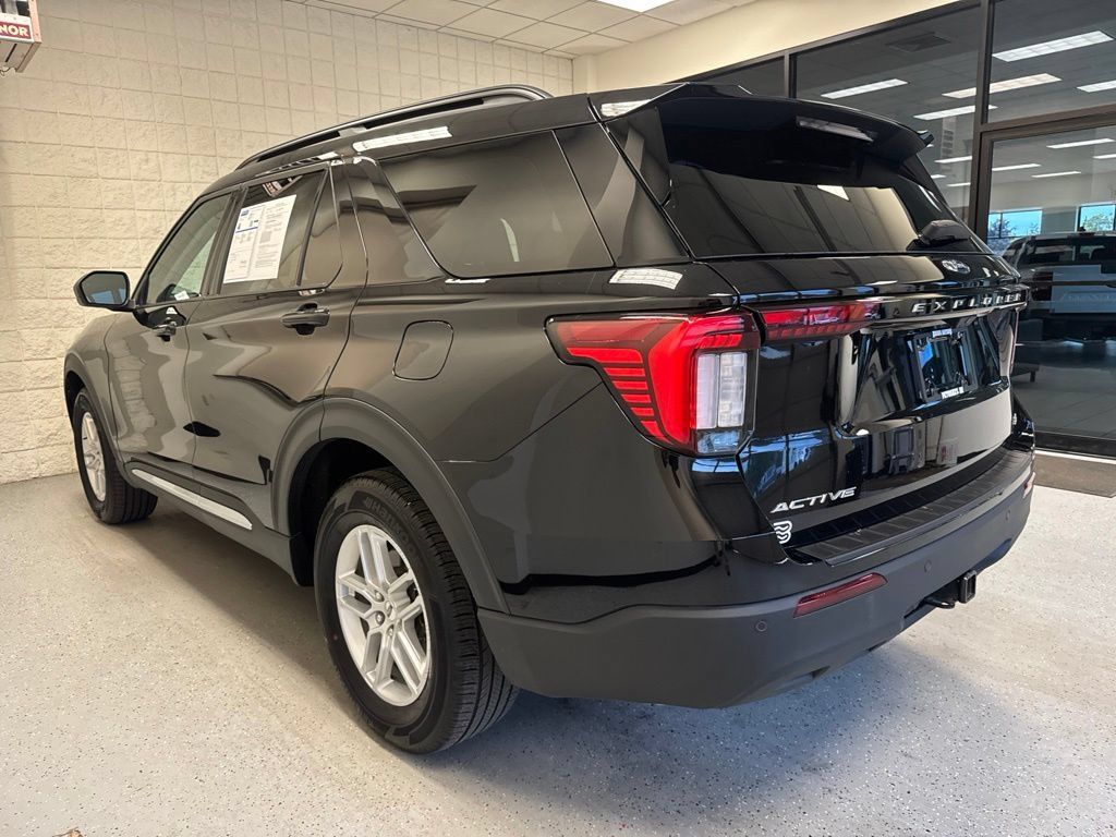 Used 2025 Ford Explorer Active AWD/4WD image 3