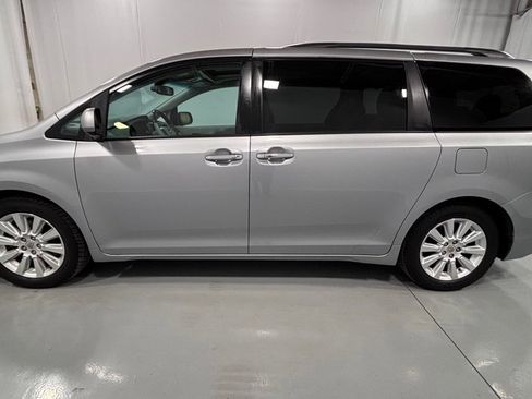 Used 2011 Toyota Sienna Limited w/ Premium Pkg image 8