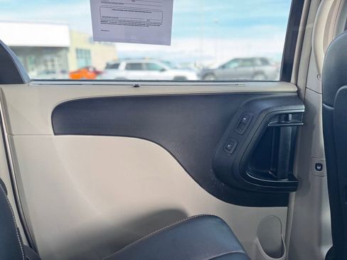 Used 2014 Chrysler Town & Country Touring-L w/ Driver Convenience Group image 35