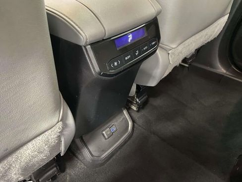 Used 2022 Toyota Highlander XLE image 14