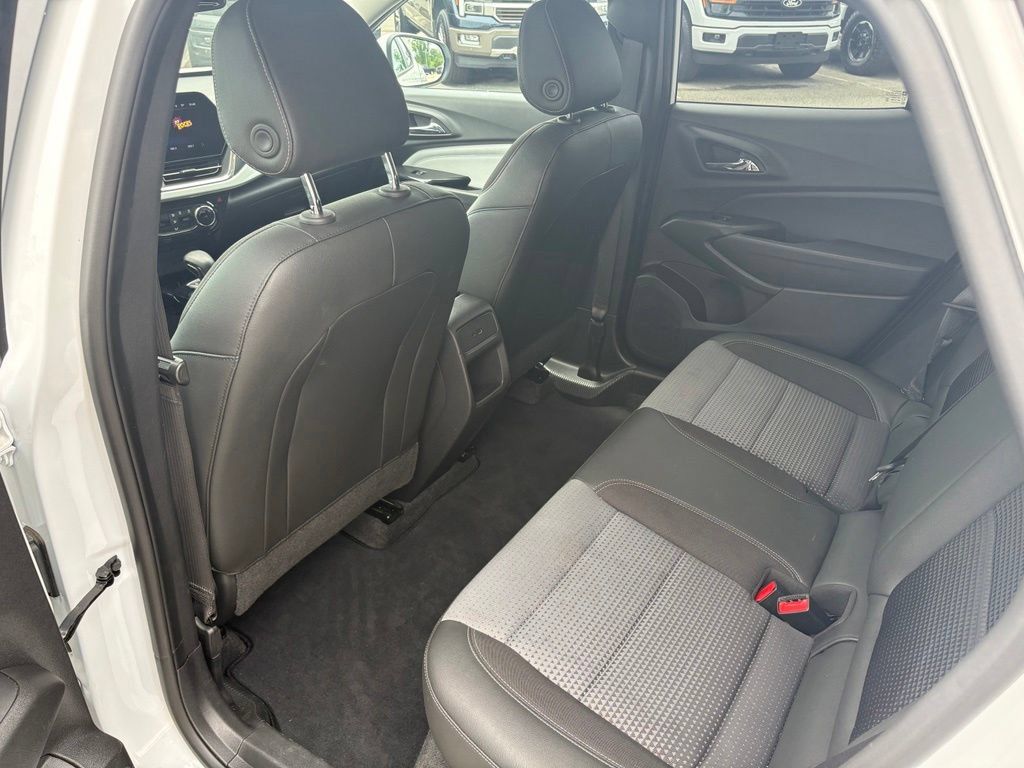 Used 2025 Chevrolet Trax LT FWD image 16