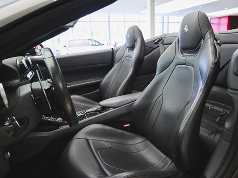 Used 2019 Ferrari Portofino image 10