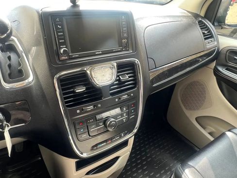 Used 2014 Chrysler Town & Country Touring FWD image 23