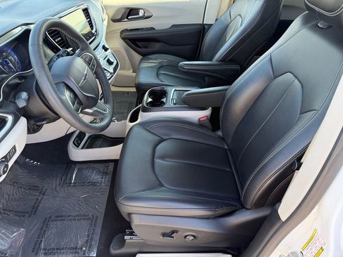 Used 2024 Chrysler Pacifica Touring-L image 10