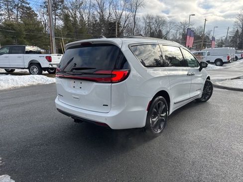 Used 2023 Chrysler Pacifica Touring-L w/ Road Tripper Package image 6