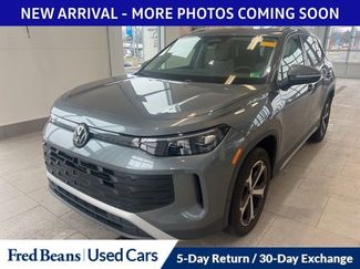 Used 2025 Volkswagen Tiguan SE w/ Panoramic Sunroof Package video 2