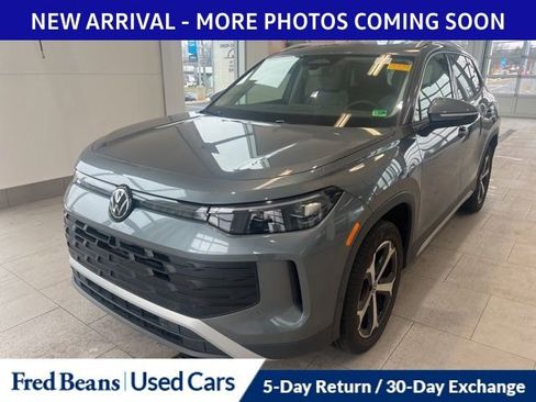 Used 2025 Volkswagen Tiguan SE w/ Panoramic Sunroof Package image 2