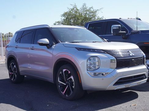 Used 2024 Mitsubishi Outlander SEL FWD image 3