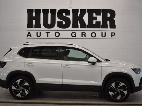 Used 2025 Volkswagen Taos SE AWD/4WD image 2