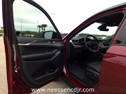 New 2025 Jeep Grand Cherokee Limited image 11